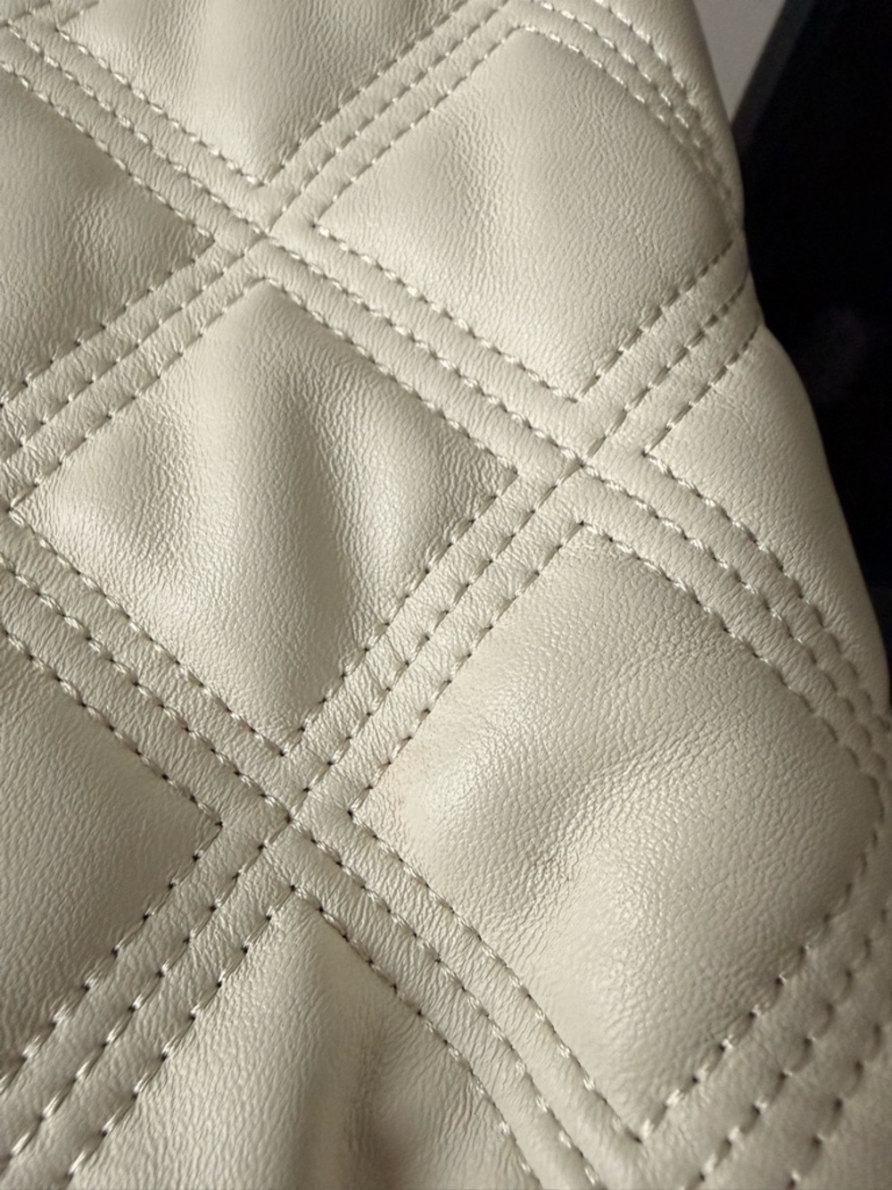 Tory Burch Quilted White Leather Shoulder Bag with Gold Chain - Picture 8 of 13